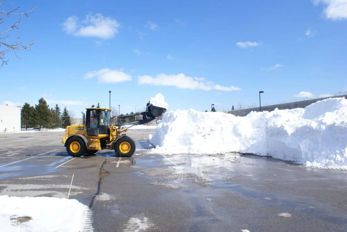 How to Choose a Snow Removal Contractor That Protects